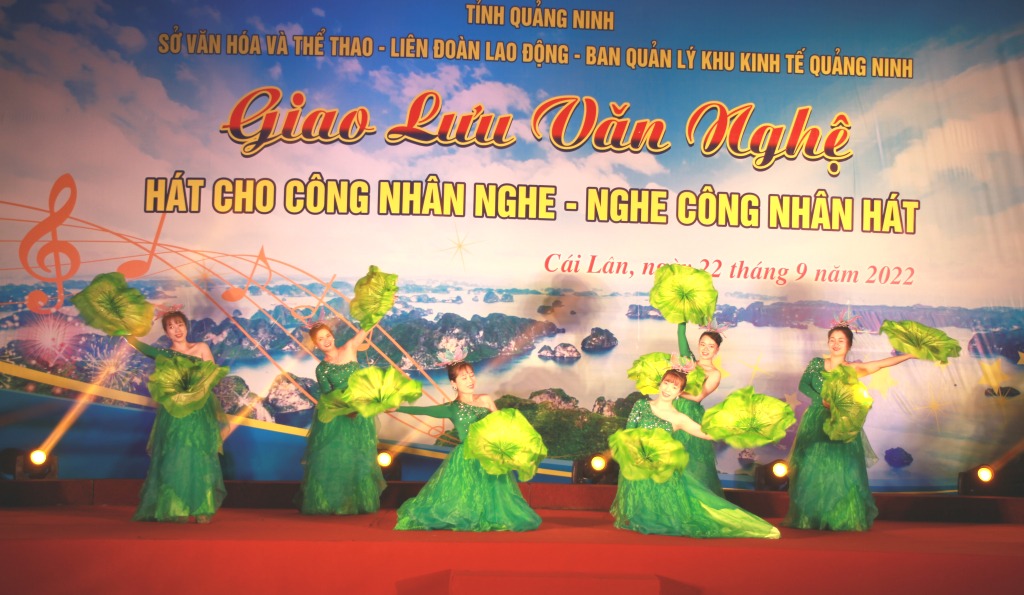 Một tiết mục trong chương trình giao lưu văn nghệ “Hát cho công nhân nghe - nghe công nhân hát” tại Khu công nghiệp Cái Lân, TP Hạ Long tối 22/9.