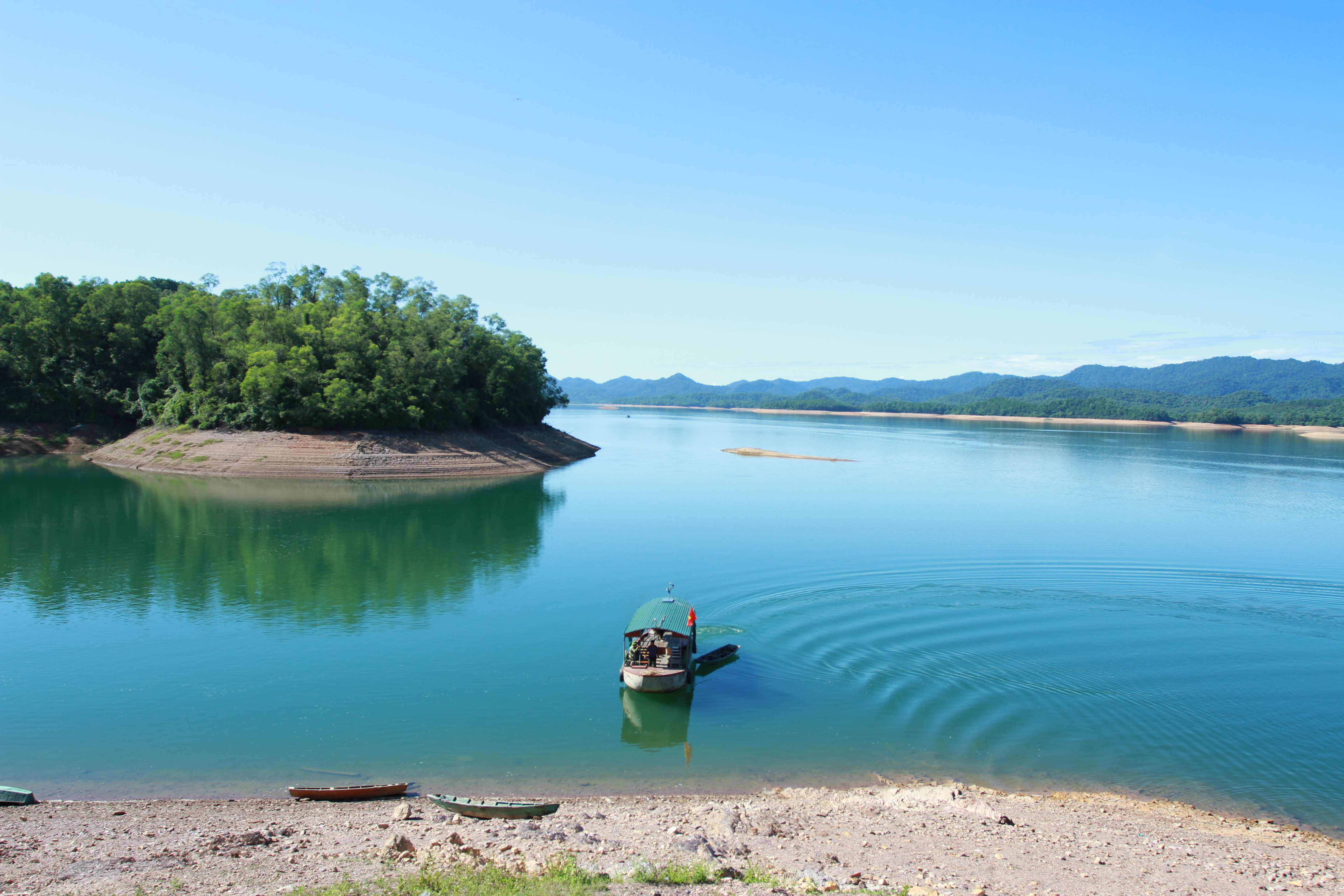 Hoạt động du lịch ở đây còn rất sơ khai.