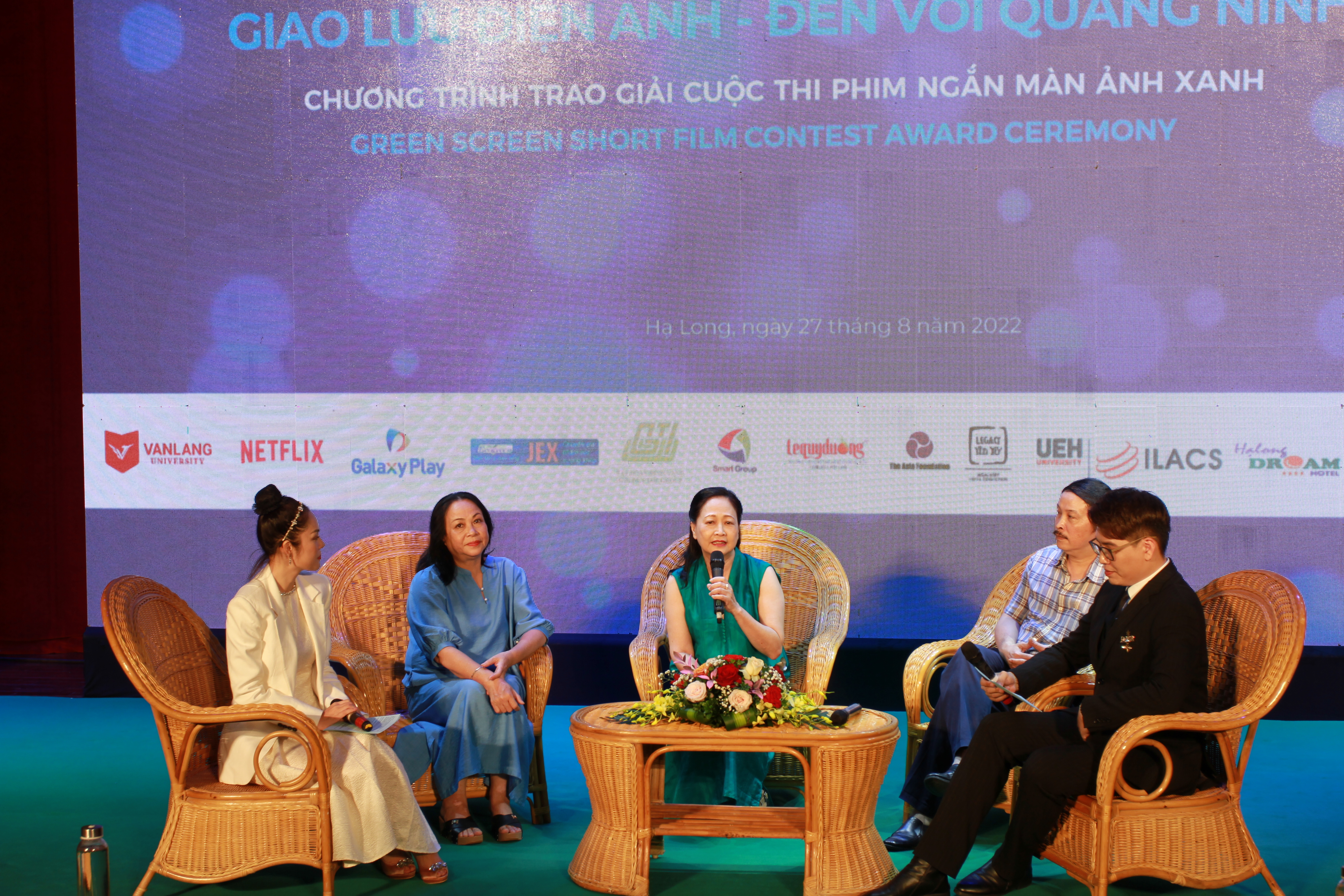 Các nghệ sĩ diễn viên gạo cội trò chuyện về kỷ niệm làm phim ở Quảng Ninh.