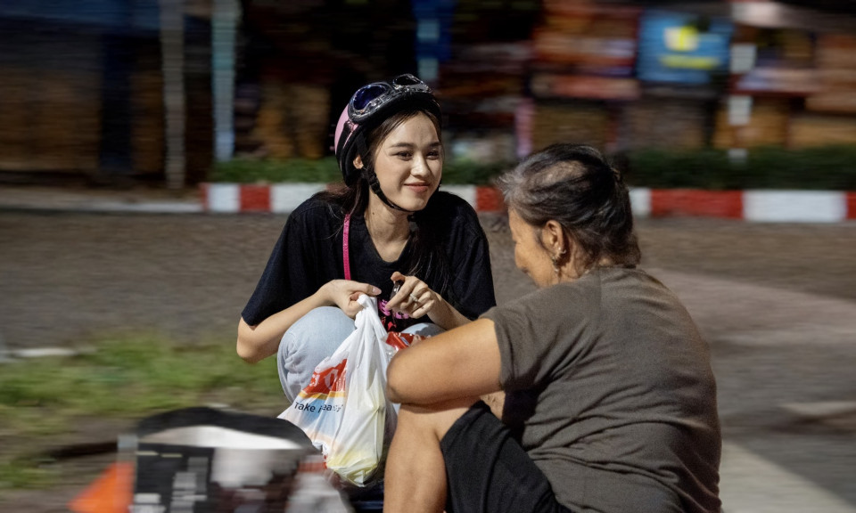 Hoa hậu Đỗ Thị Hà tặng quà người vô gia cư