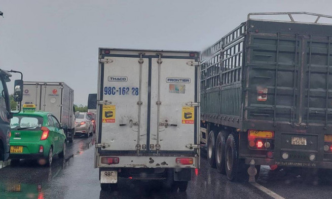 Ùn tắc kéo dài trên cao tốc Hà Nội - Bắc Giang sau va chạm liên hoàn