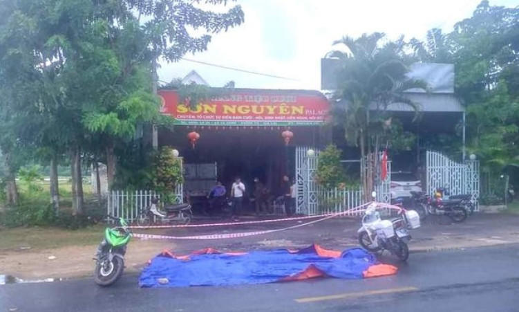 Bị đánh hội đồng, nam thanh niên đâm chết người rồi bỏ chạy