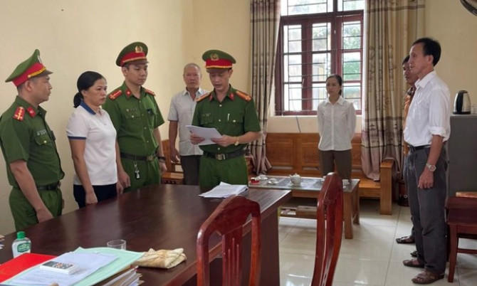 Bắt nữ giáo viên mang sổ đỏ giả đi cầm cố