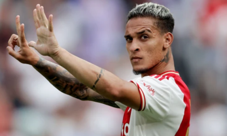 Antony nhận án phạt từ Ajax