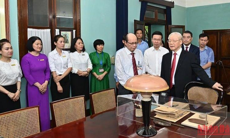 Tổng Bí thư Nguyễn Phú Trọng dâng hương tưởng niệm Chủ tịch Hồ Chí Minh