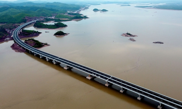 Van Don-Mong Cai expressway opens to traffic
