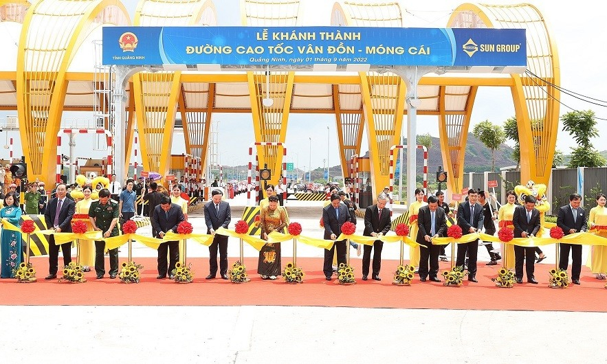 Prime Minister Pham Minh Chinh attends the inauguration ceremony of Van Don - Mong Cai highway