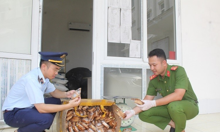 Ém hàng trăm hộp bánh trung thu cùng bì lợn, gà đông lạnh