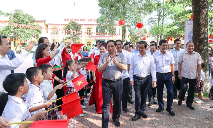 Thủ tướng: Không để bất cứ học sinh nào không được tới trường, không có sách giáo khoa