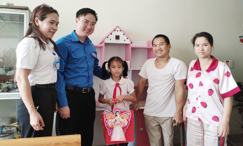 Ấm áp Tết Trung thu cho trẻ em nghèo