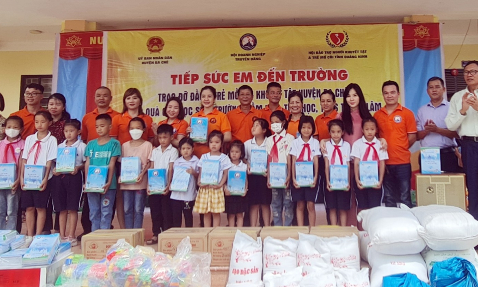 Trao đỡ đầu, tặng sách vở cho học sinh huyện Ba Chẽ