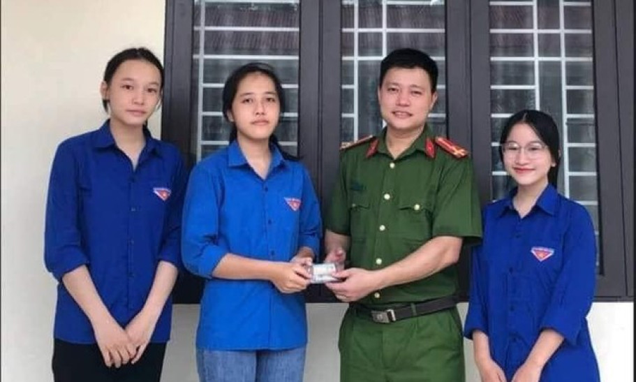Đi tặng quà trung thu, 3 nữ sinh nhặt được tiền trả lại người đánh rơi