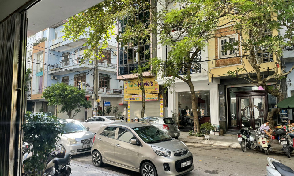 Ùn tắc giao thông tại cổng trường học