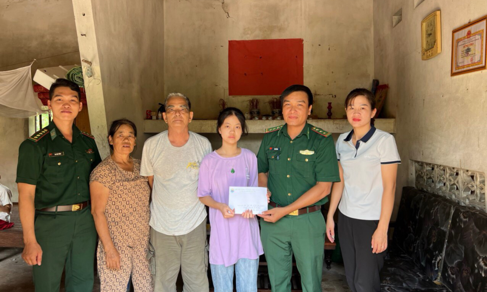 BĐBP tỉnh: Tặng nhiều phần quà cho các em học sinh có hoàn cảnh khó khăn dịp đầu năm học mới