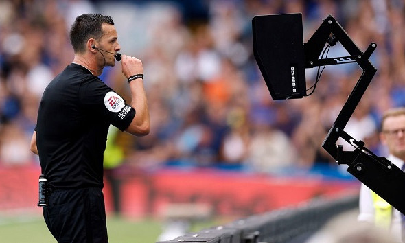 VAR Premier League bị xem xét khẩn cấp