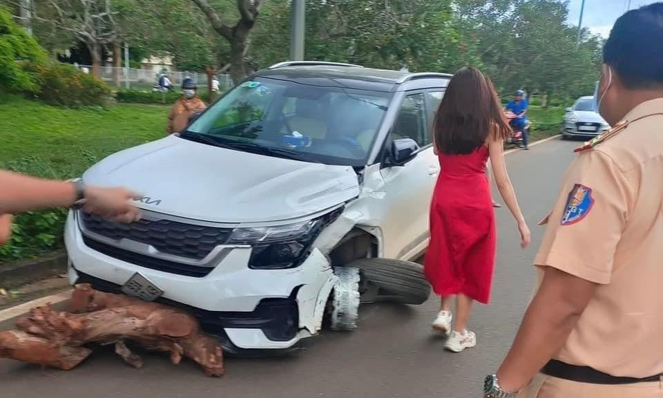 Xử phạt 70 triệu đồng cô gái say xỉn gây tai nạn, lái ôtô rụng bánh bỏ chạy