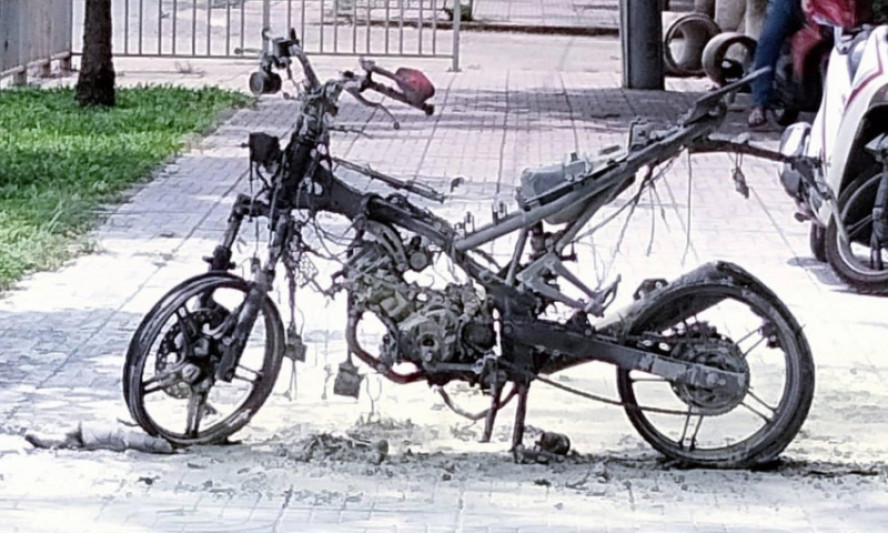 Truy tìm người đàn ông châm lửa đốt xe gắn máy rồi bỏ đi