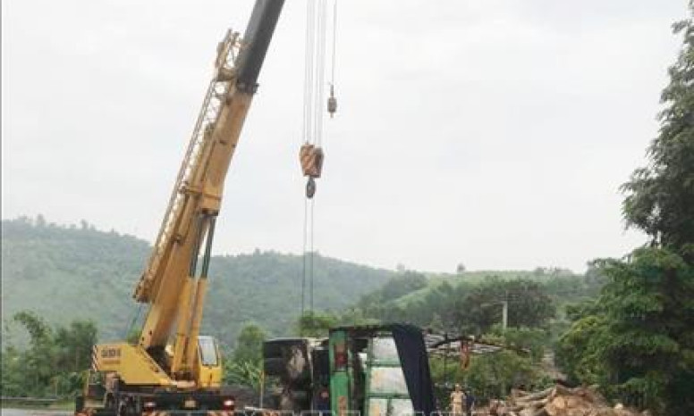 Xe tải lật khi đổ đèo khiến 2 người thương vong