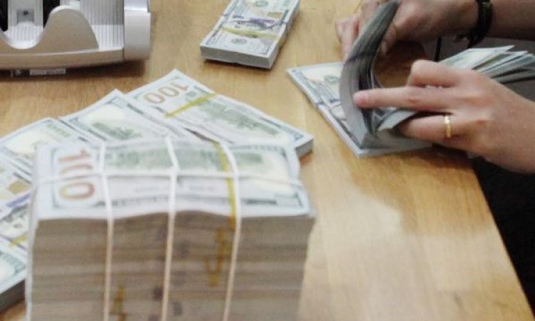 Ngân hàng Nhà nước tăng mạnh giá bán USD lên 23.700 đồng
