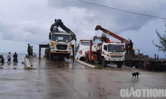 Phú Quốc: Xe 46 chỗ xuống phà Thạnh Thới rơi xuống biển