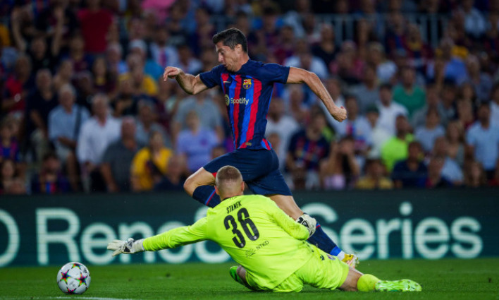 Lewandowski ghi hat-trick đầu tiên cho Barca