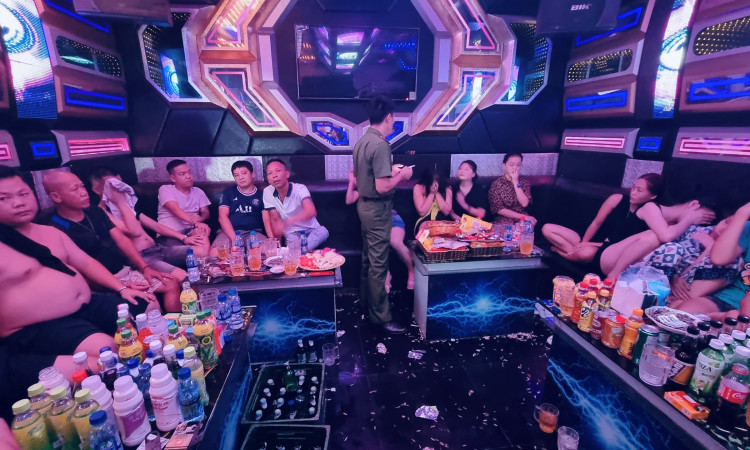 19 thanh niên vào quán karaoke “hít hà” ma túy