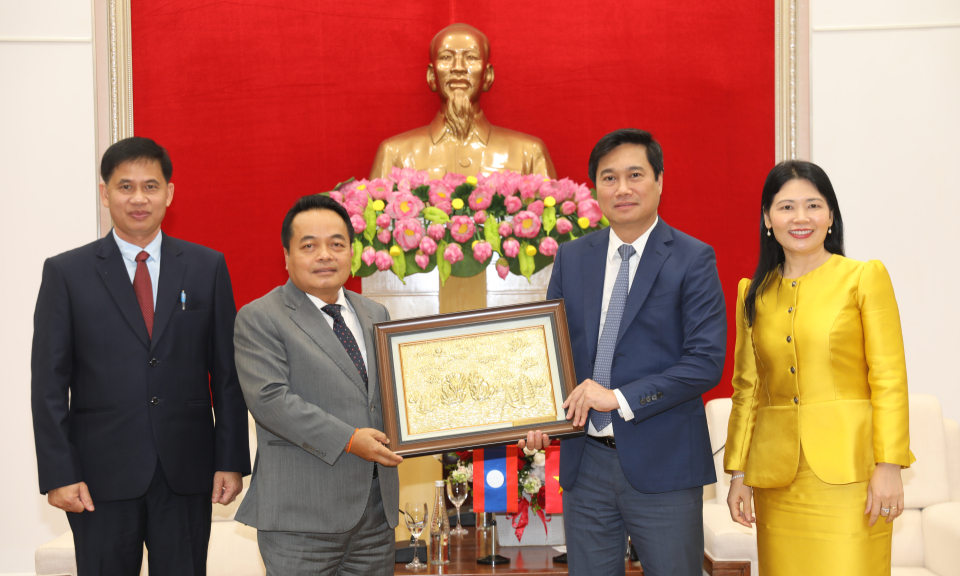 Chủ tịch UBND tỉnh Nguyễn Tường Văn tiếp xã giao Chủ tịch Kiểm toán Nhà nước Lào