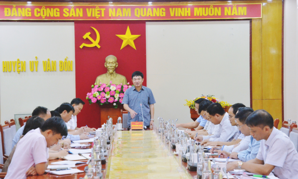 Phó Bí thư Thường trực Tỉnh ủy Ngô Hoàng Ngân kiểm tra công tác xây dựng NTM tại huyện Vân Đồn