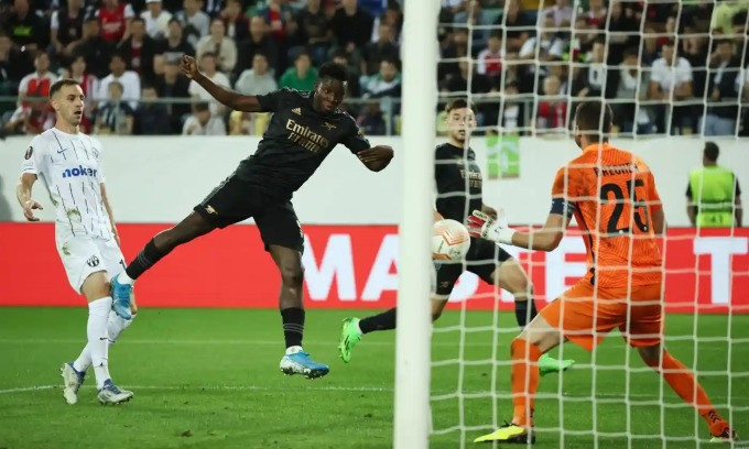 Arsenal ra quân thắng lợi ở Europa League