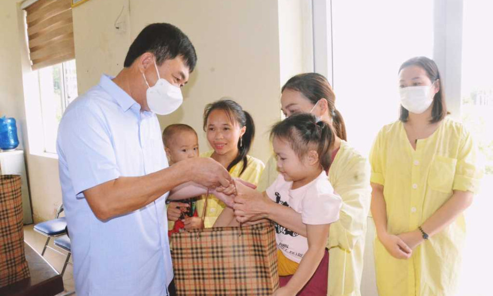  Phó Bí thư Thường trực Tỉnh ủy Ngô Hoàng Ngân tặng quà Trung thu cho bệnh nhi tại Bệnh viện Sản Nhi Quảng Ninh 