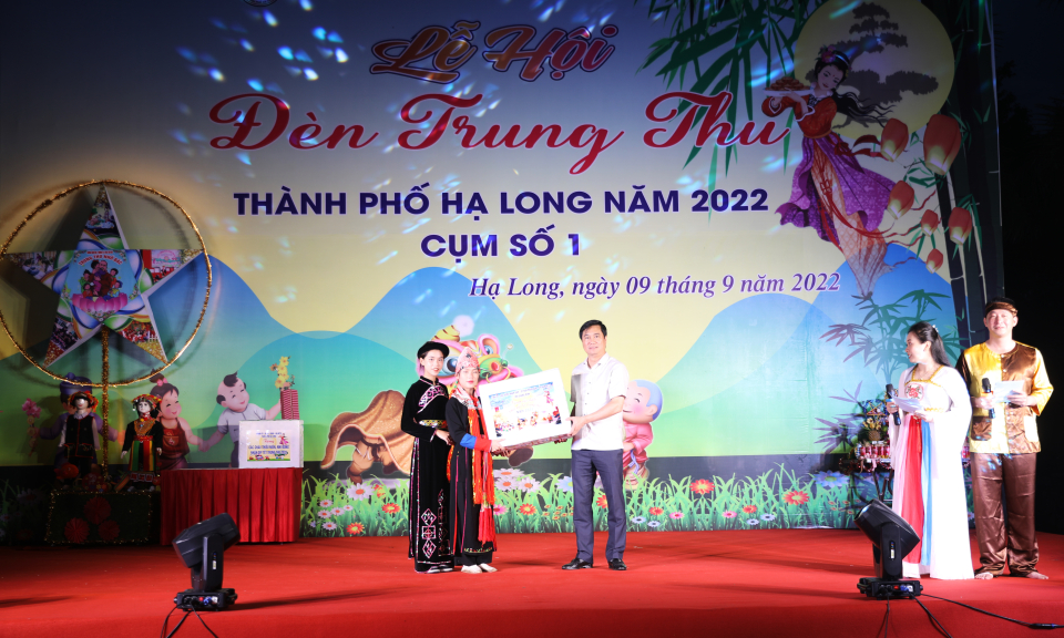 Chủ tịch UBND tỉnh thăm, tặng quà thiếu nhi nhân dịp Tết Trung thu