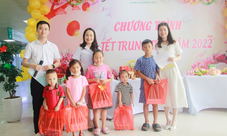 Tặng 100 suất quà cho bệnh nhi đón Tết Trung thu