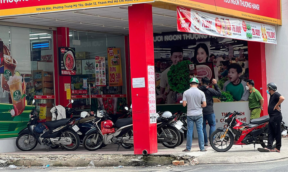 Thanh niên dùng súng cướp tiền tại cửa hàng tiện lợi ở TP.HCM
