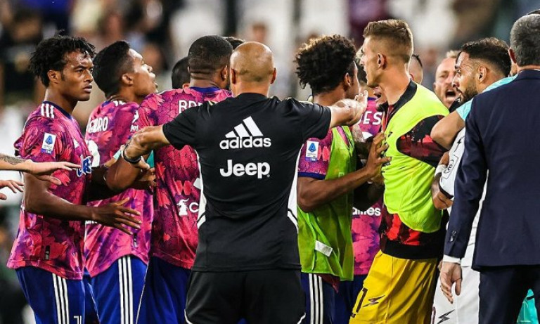 Juventus hòa trận có bốn thẻ đỏ