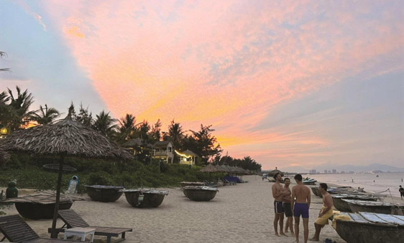 Beach village lures tourists with romantic summer vibes