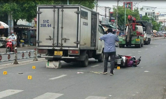 Tai nạn liên hoàn giữa xe tải, xe máy và người đi bộ, 1 phụ nữ tử vong