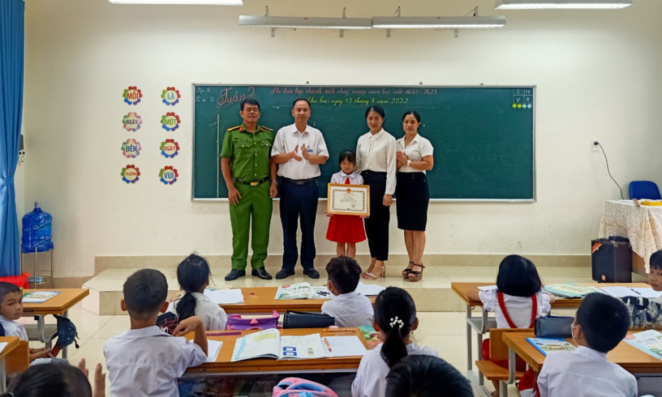 Đầm Hà: Biểu dương học sinh nhặt được ví tiền, trả lại người đánh rơi