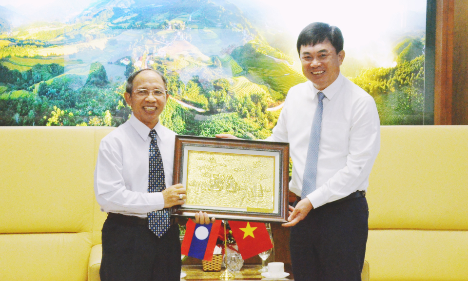 Phó Bí thư Thường trực Tỉnh ủy Ngô Hoàng Ngân tiếp xã giao đoàn công tác Ủy ban Trung ương Mặt trận Lào Xây dựng đất nước