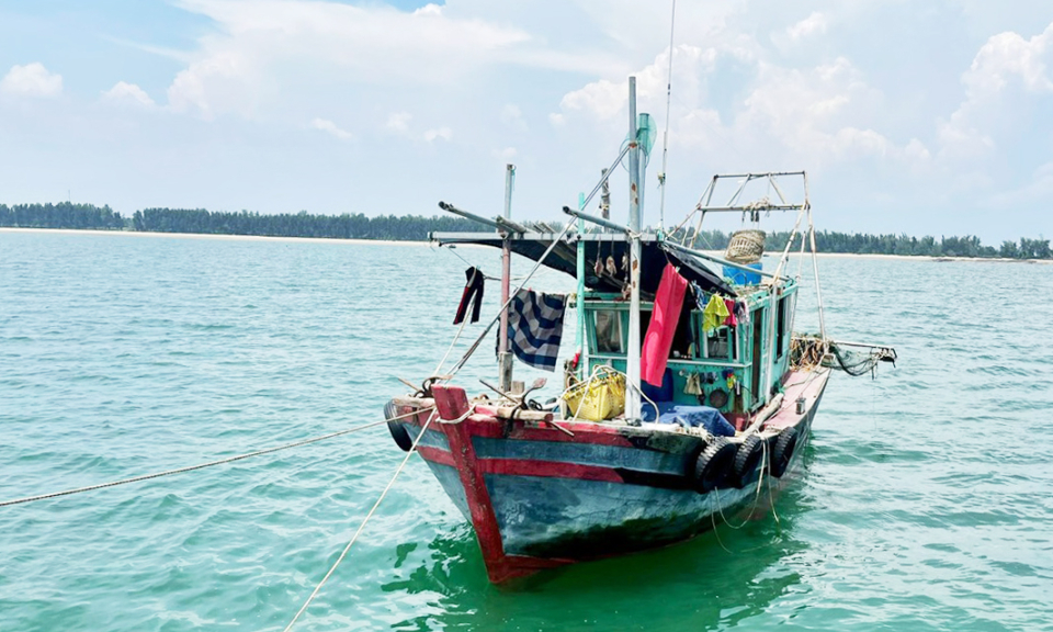 Đồn Biên phòng Trà Cổ bắt giữ tàu cá tàng trữ ngư cụ cấm sử dụng trong khai thác thủy sản