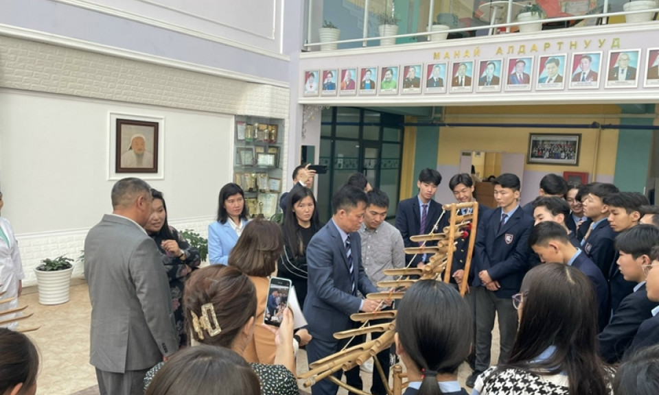 Vietnam’s traditional music instrument presented to Mongolian school