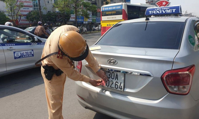 Sẽ tước bằng lái, giữ xe người che biển số
