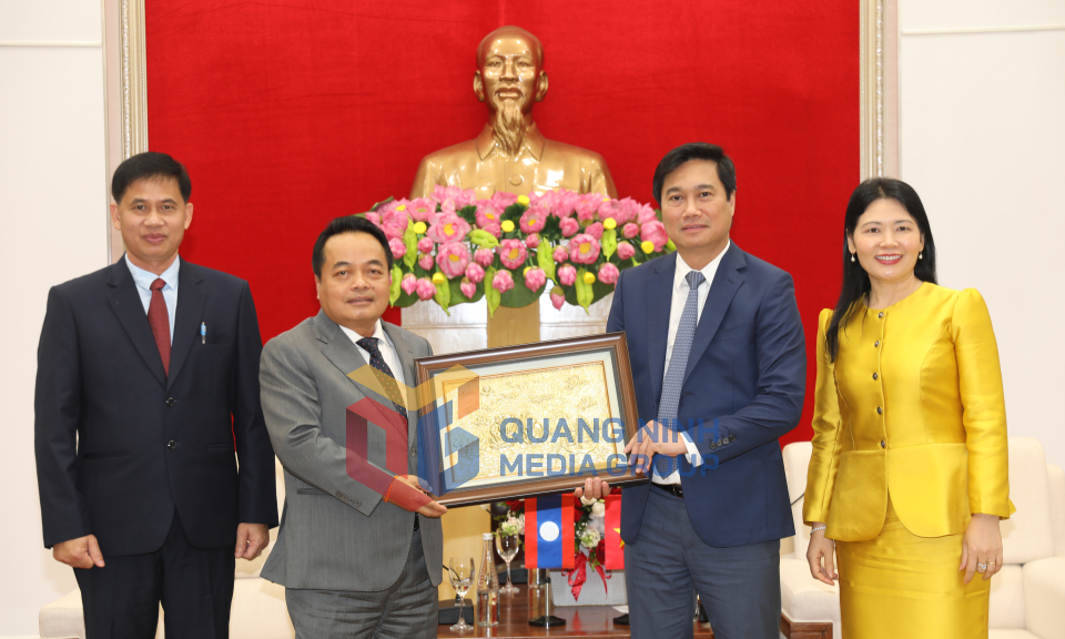 Chủ tịch UBND tỉnh Nguyễn Tường Văn tiếp xã giao Chủ tịch Kiểm toán Nhà nước Lào, tháng 9-2022