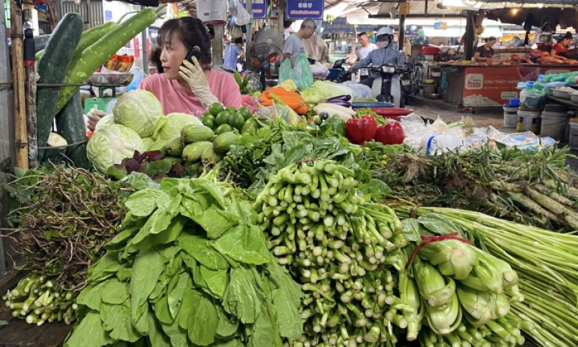 Giá xăng rẻ nhất từ đầu năm: Rau xanh, thực phẩm vẫn đắt đỏ