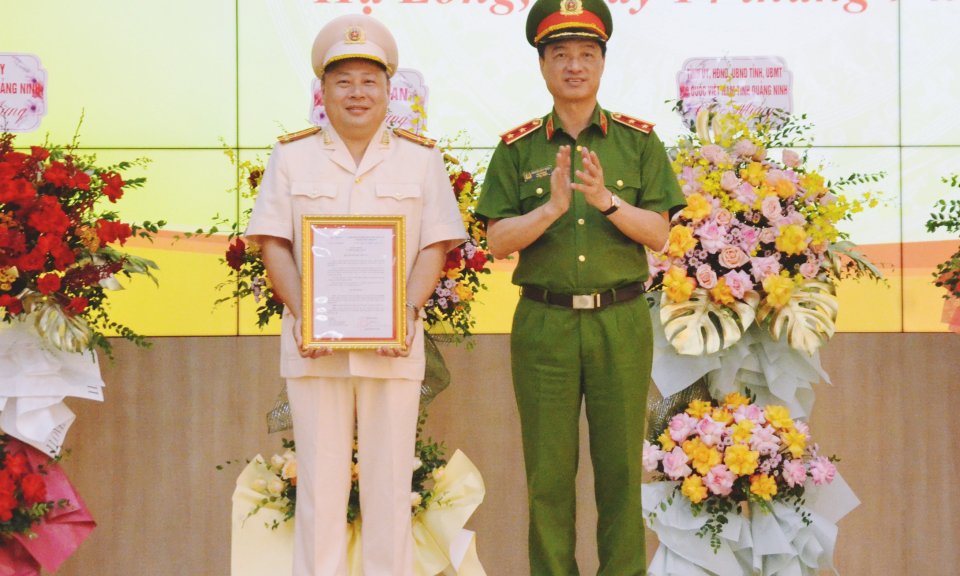 Trao quyết định của Bộ trưởng Bộ Công an về công tác cán bộ