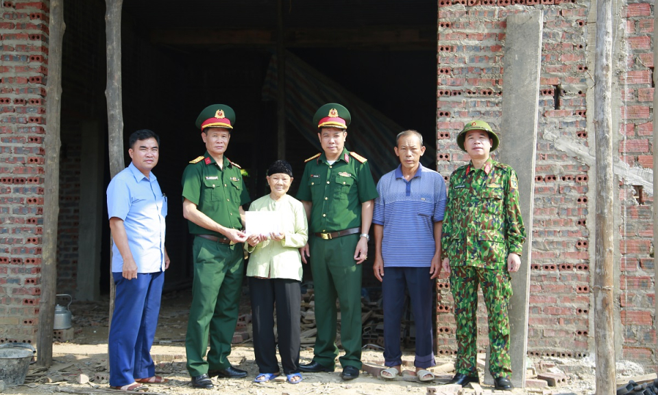 Trao kinh phí và hỗ trợ ngày công xây dựng nhà tình nghĩa