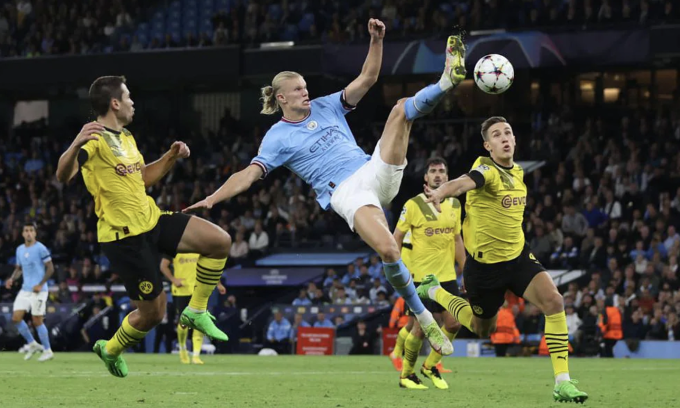Haaland giúp Man City thắng ngược Dortmund