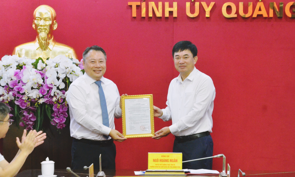 Công bố và trao các quyết định của Ban Thường vụ Tỉnh ủy về công tác cán bộ