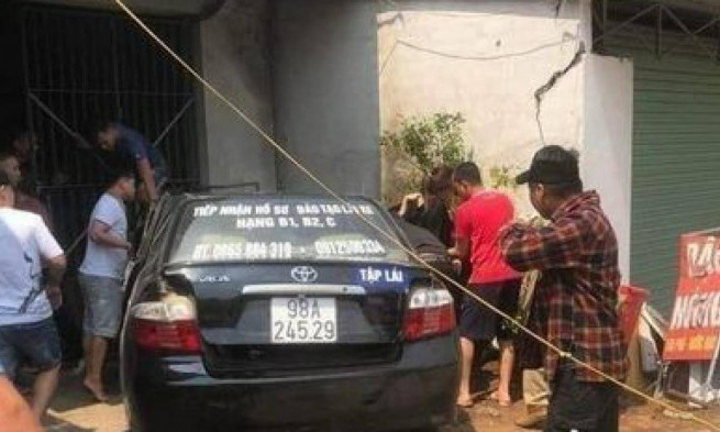 Xe dán biển tập lái phi như bay làm nứt nhà dân, 2 người bị thương