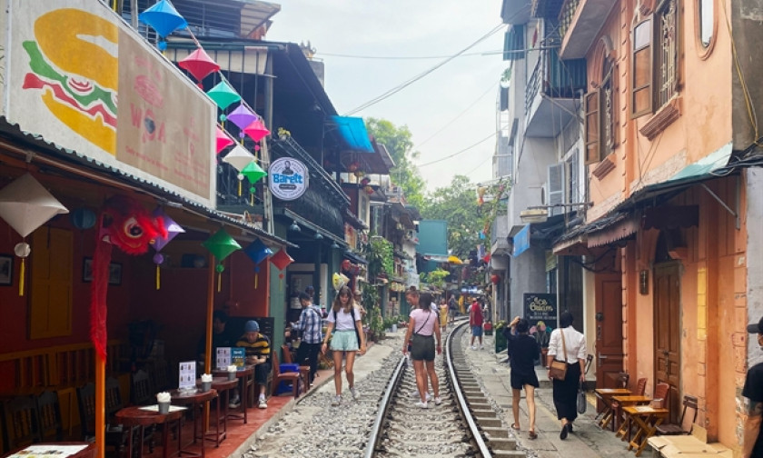 Coffee shops on Hà Nội's 'train street' must close by September 17 over safety concerns