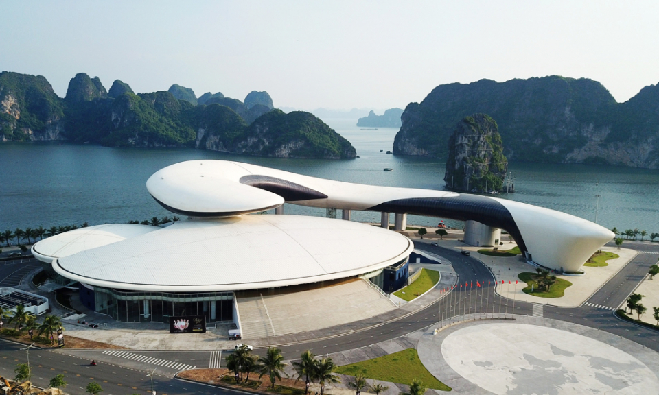 Exploring Ha Long city as the way locals do